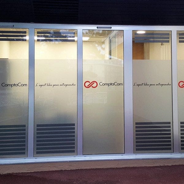 Dépoli/Sablage girs sur vitrine avec lettrage_Signarama Valparisis95