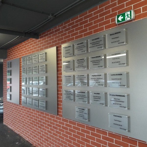 Plaques professionnelles médicales en plexi - Signarama Nantes