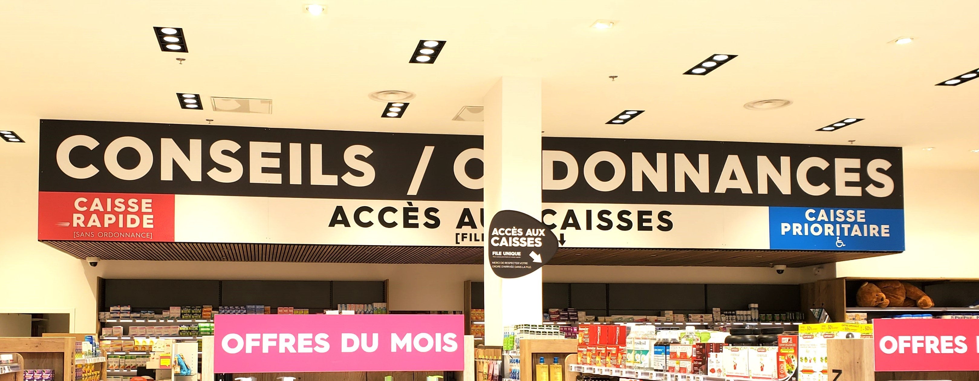 Marquage vélo, adhésifs pharmacie et enseignes lumineuses par Signarama Nantes