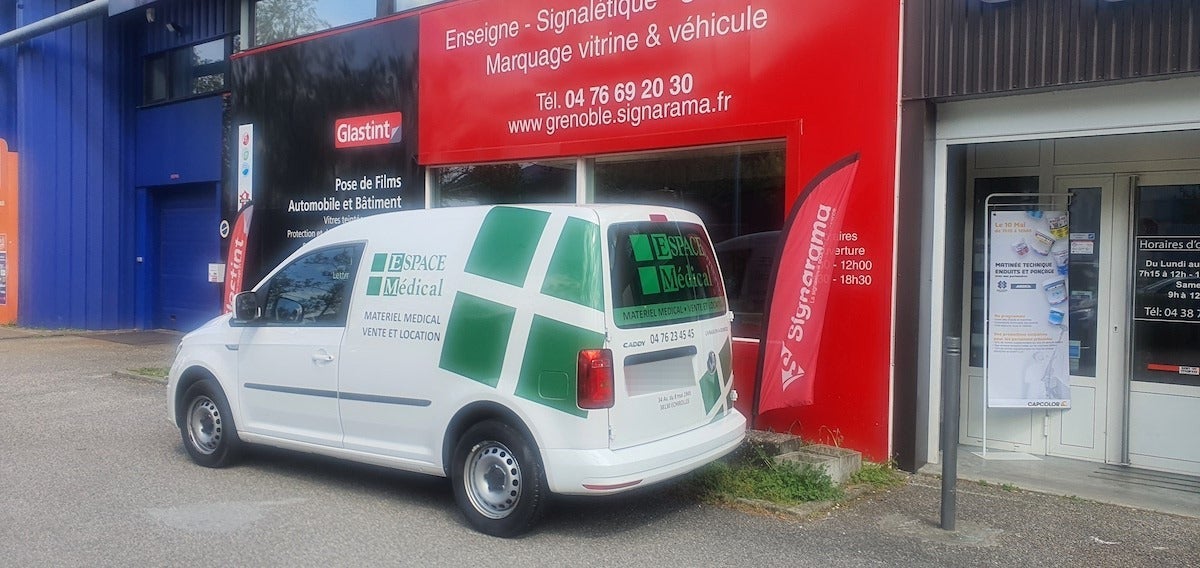 Décoration adhésive sur véhicule professionnel