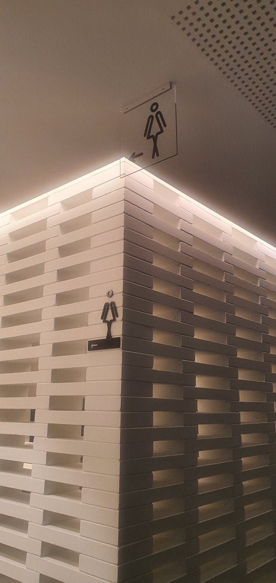 Signalétique directionnelle pour toilettes