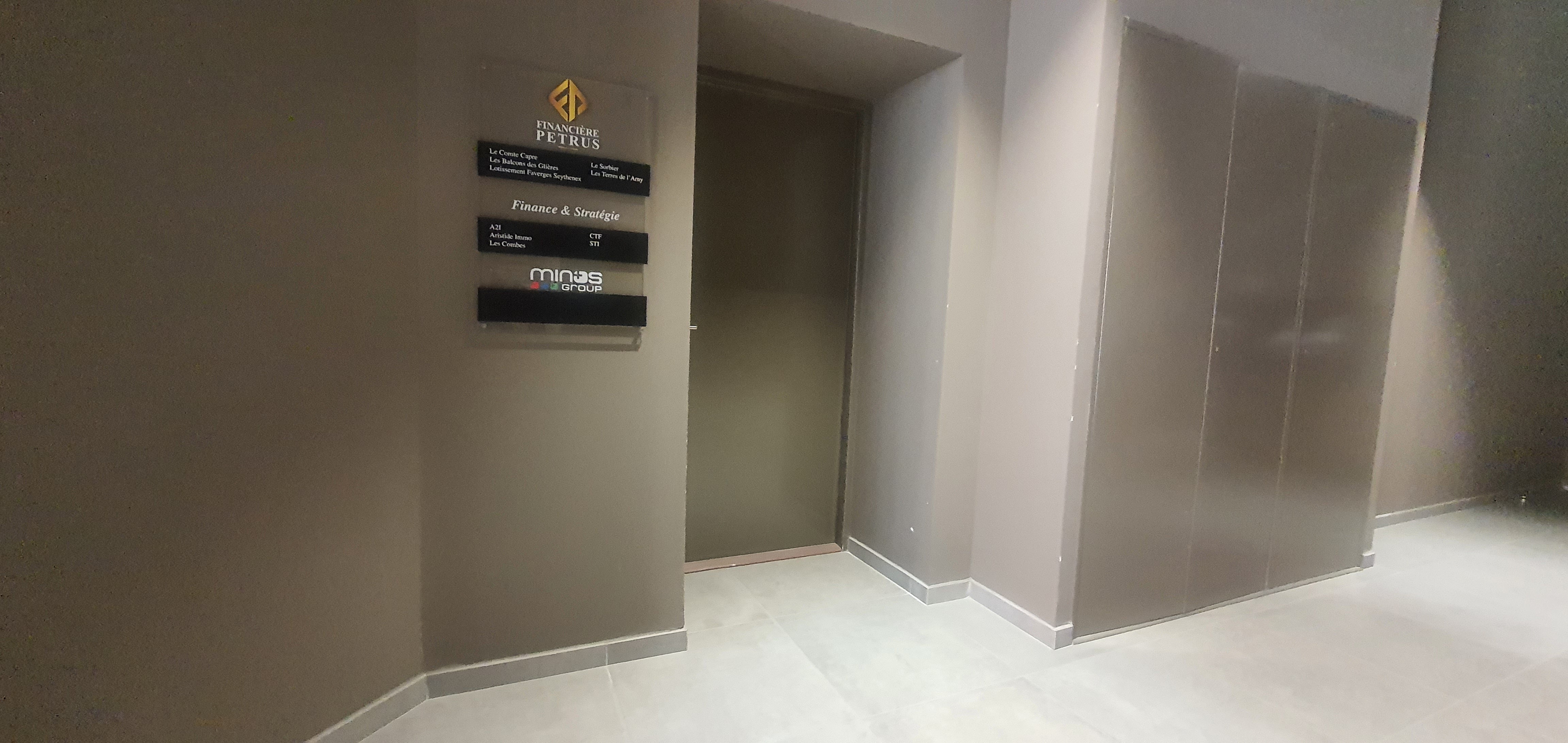 Plaque signalétique en plexiglass avec décoration en adhésifs