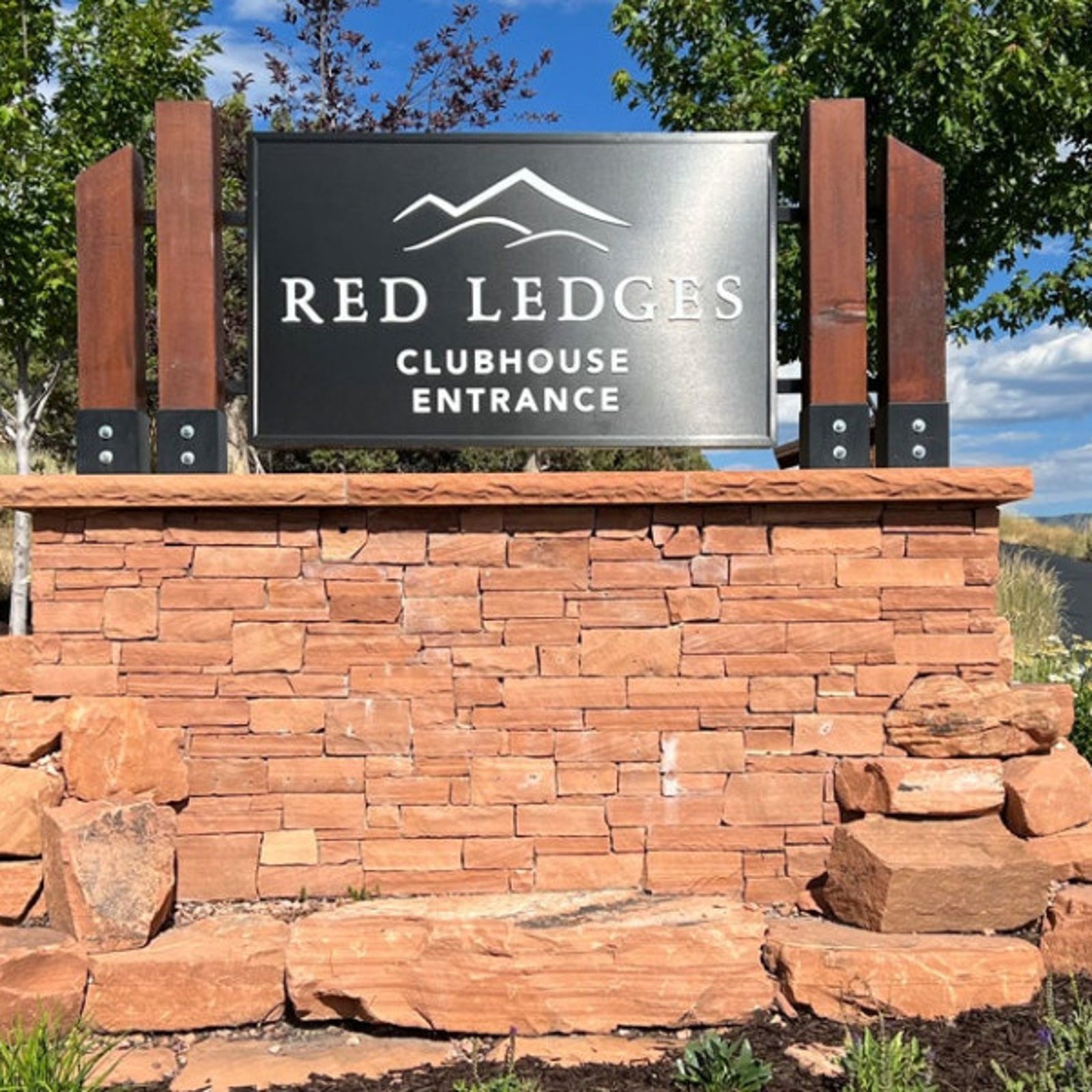 A 6-Step Guide to Luxury Real Estate Signs
