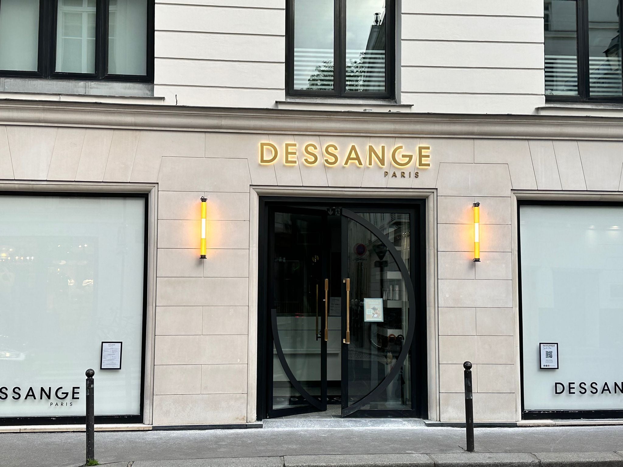 Illuminez votre beauté avec notre enseigne lumineuse dorée pour Dessange !