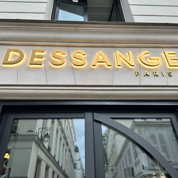 Illuminez votre beauté avec notre enseigne lumineuse dorée pour Dessange !