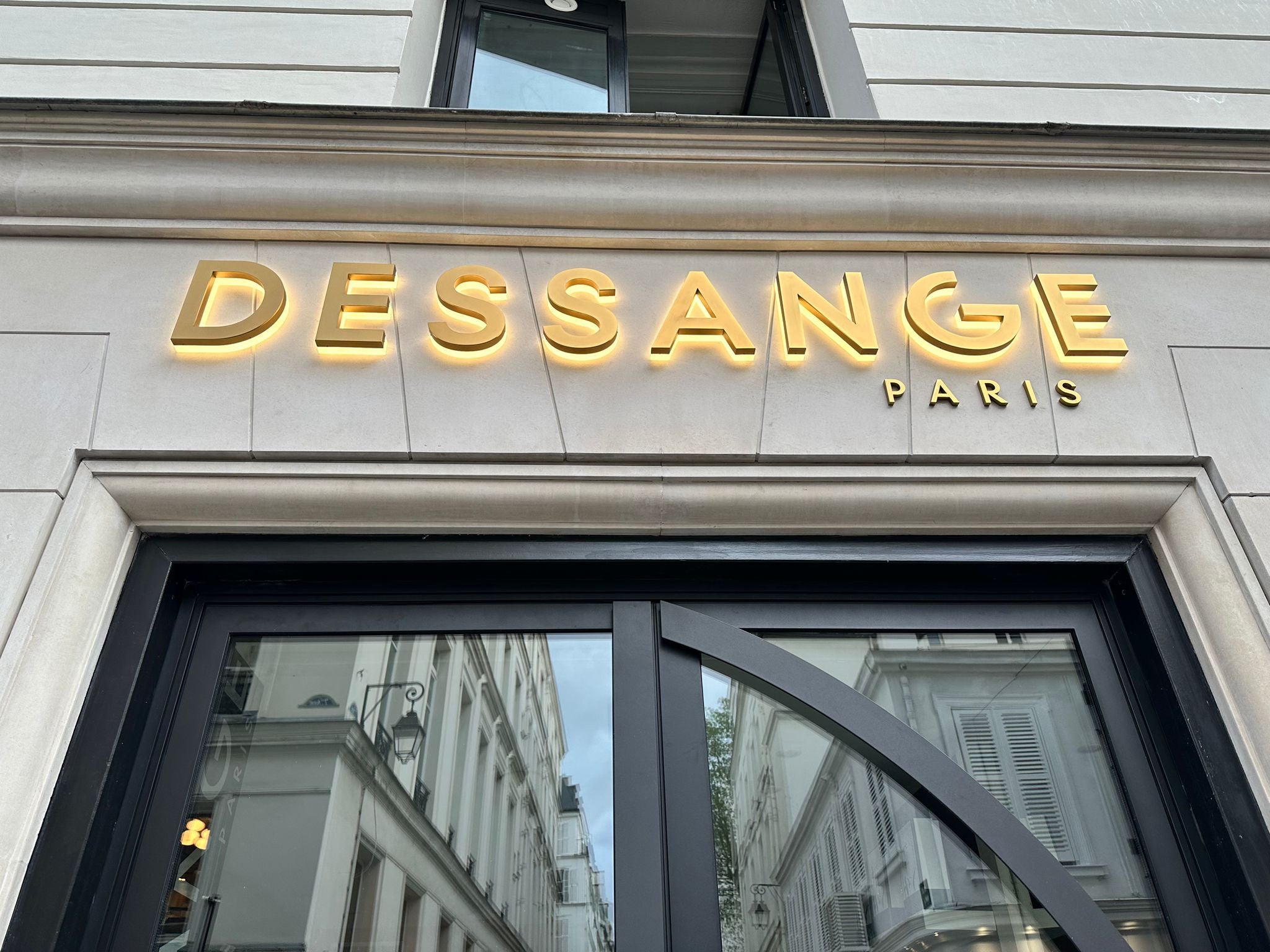 Illuminez votre beauté avec notre enseigne lumineuse dorée pour Dessange !