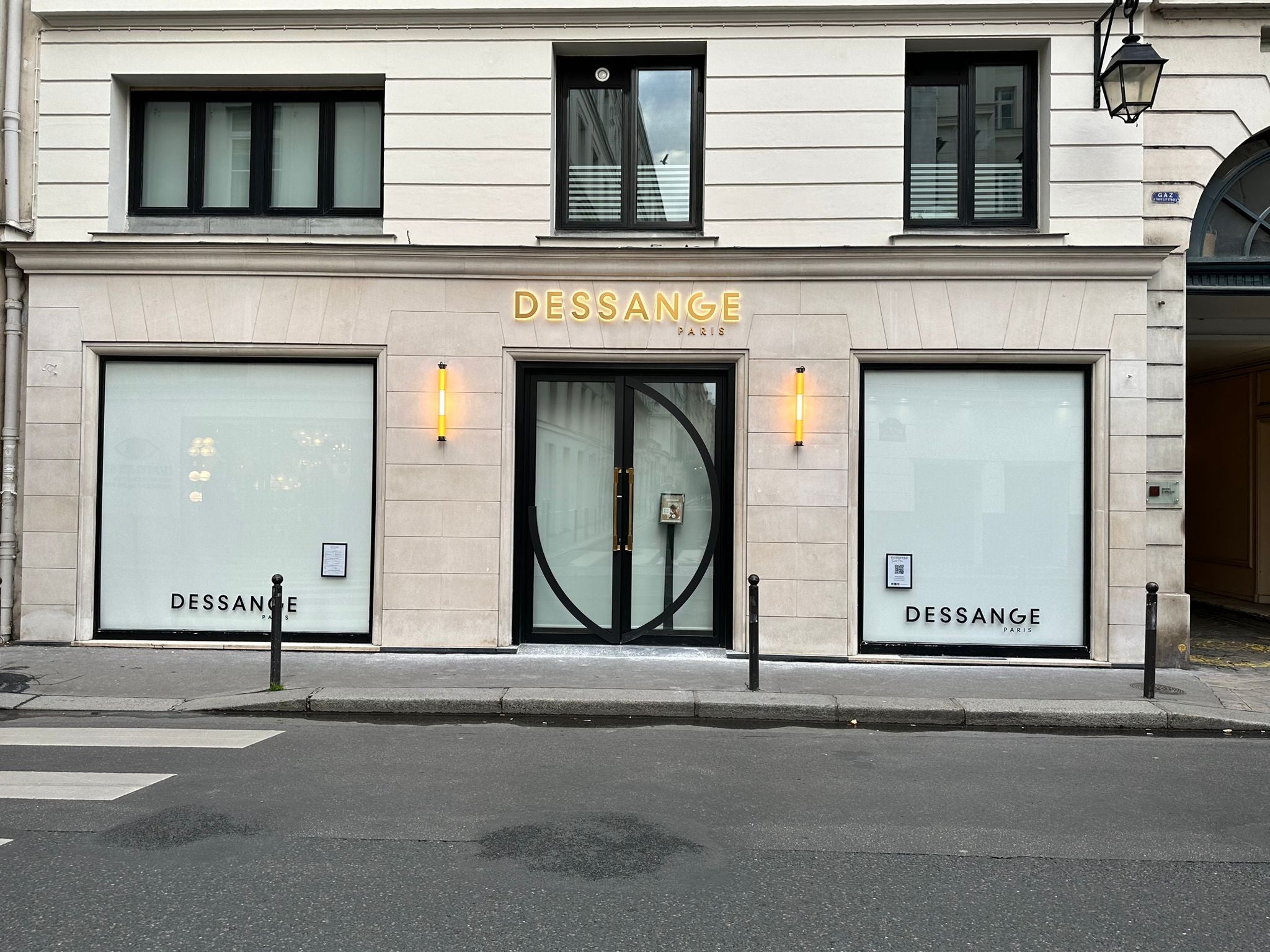 Illuminez votre beauté avec notre enseigne lumineuse dorée pour Dessange !