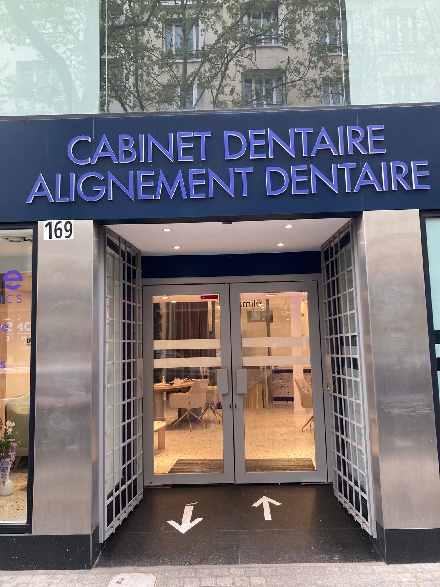 Sublimez votre cabinet dentaire avec notre enseigne en PVC teintée et notre drapeau en tôle aluminium !