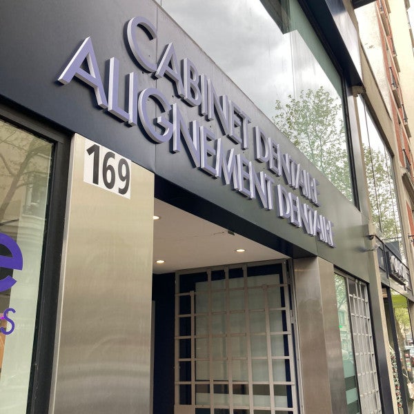 Sublimez votre cabinet dentaire avec notre enseigne en PVC teintée et notre drapeau en tôle aluminium !