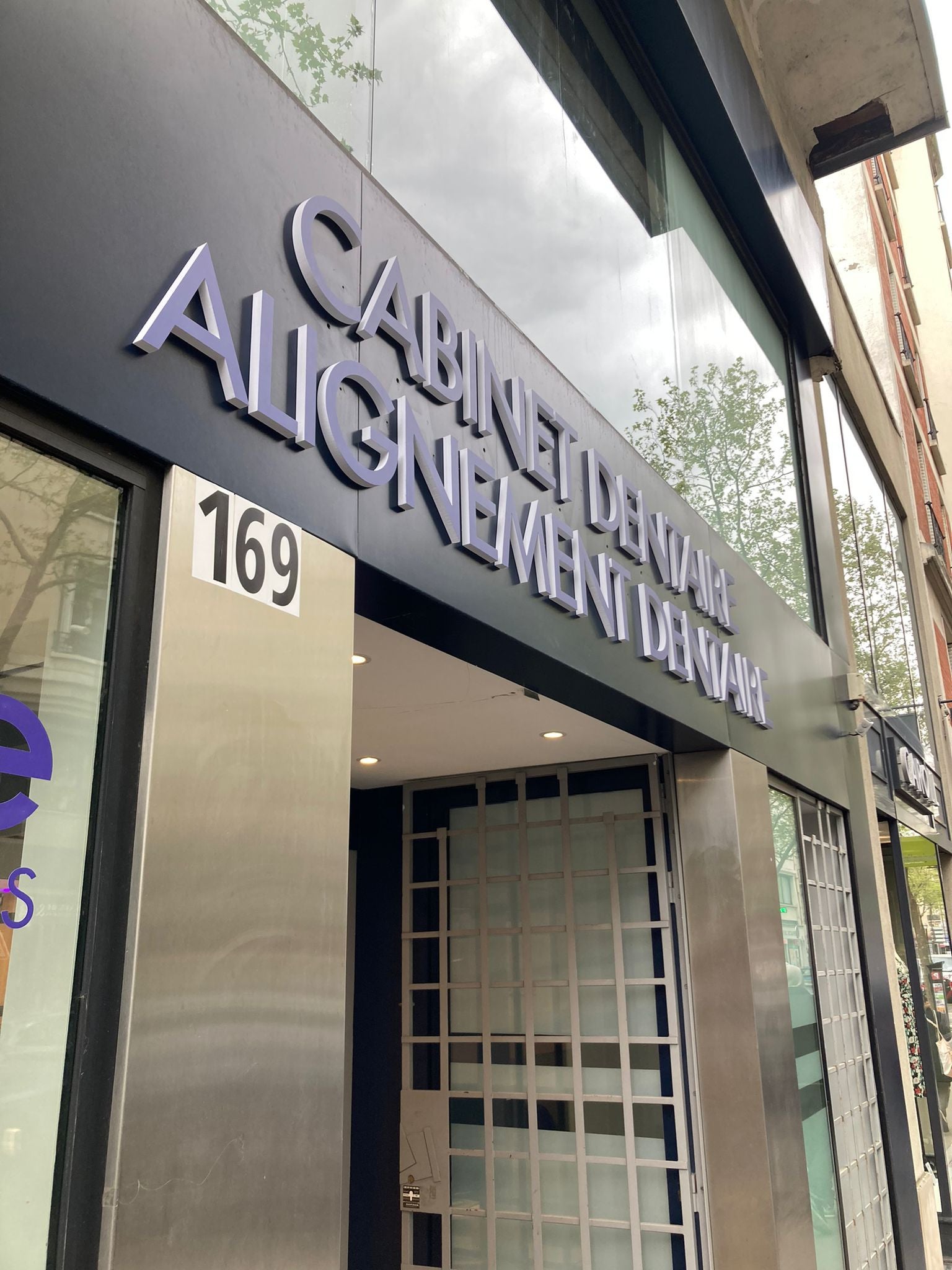 Sublimez votre cabinet dentaire avec notre enseigne en PVC teintée et notre drapeau en tôle aluminium !