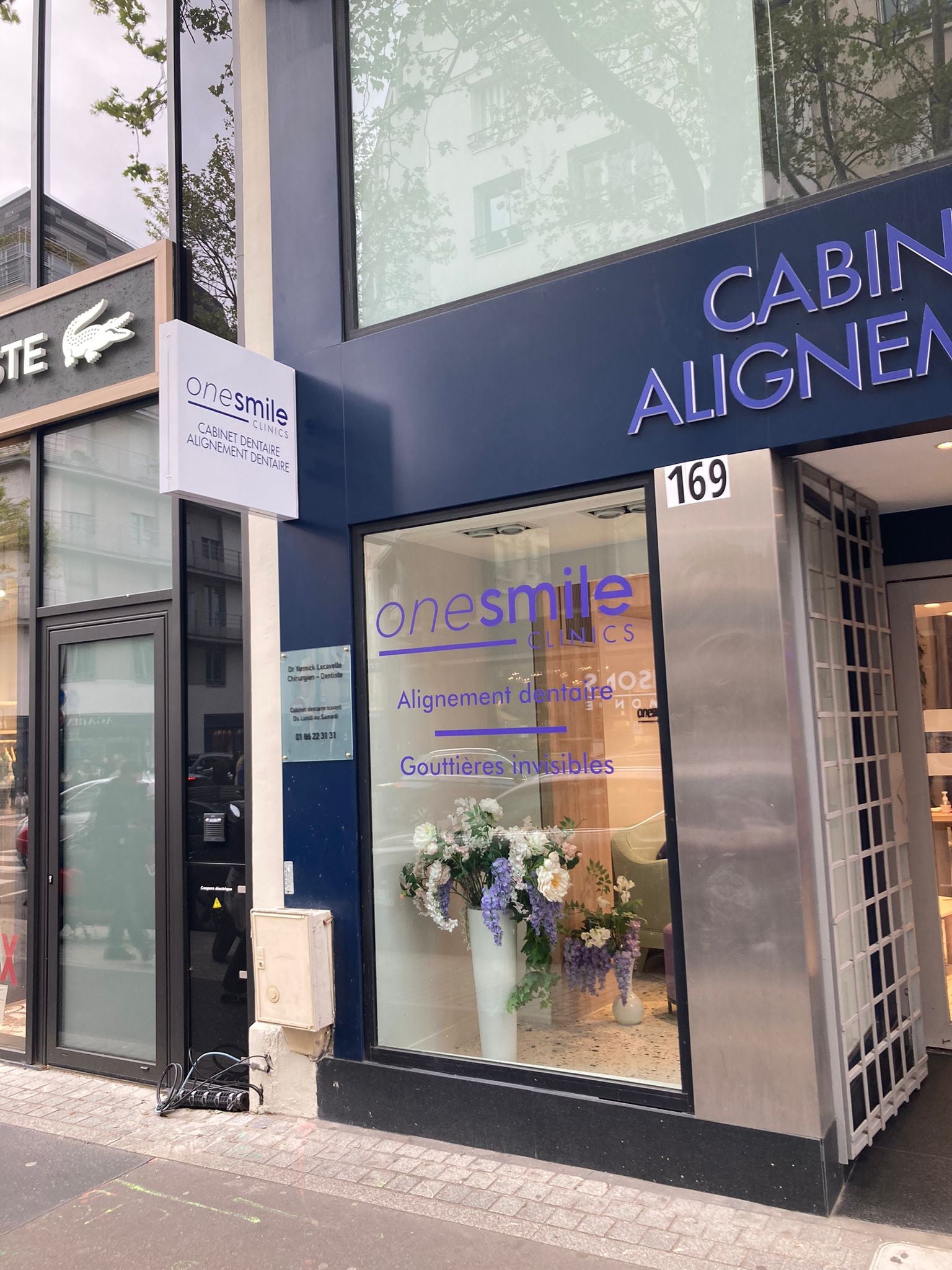 Sublimez votre cabinet dentaire avec notre enseigne en PVC teintée et notre drapeau en tôle aluminium !