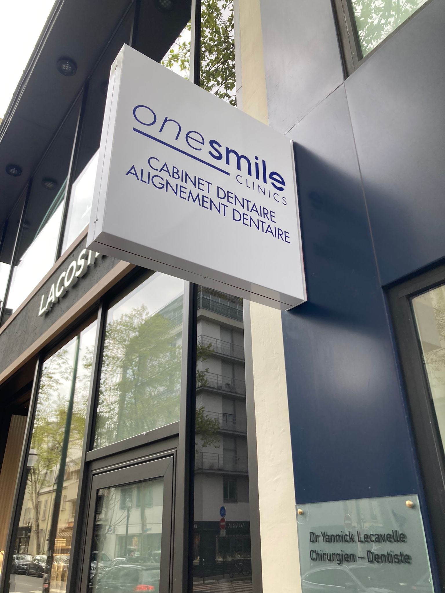 Sublimez votre cabinet dentaire avec notre enseigne en PVC teintée et notre drapeau en tôle aluminium !