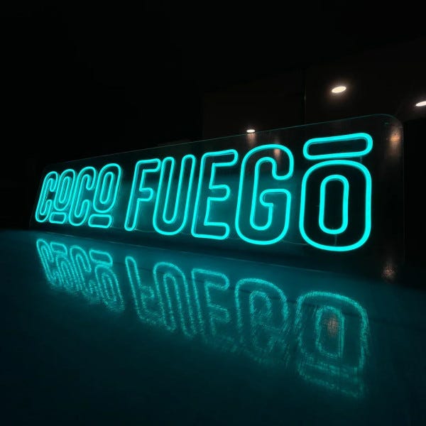 neon led cyan ou il est ecrit coco fuego, reflet neon par signarama montpellier