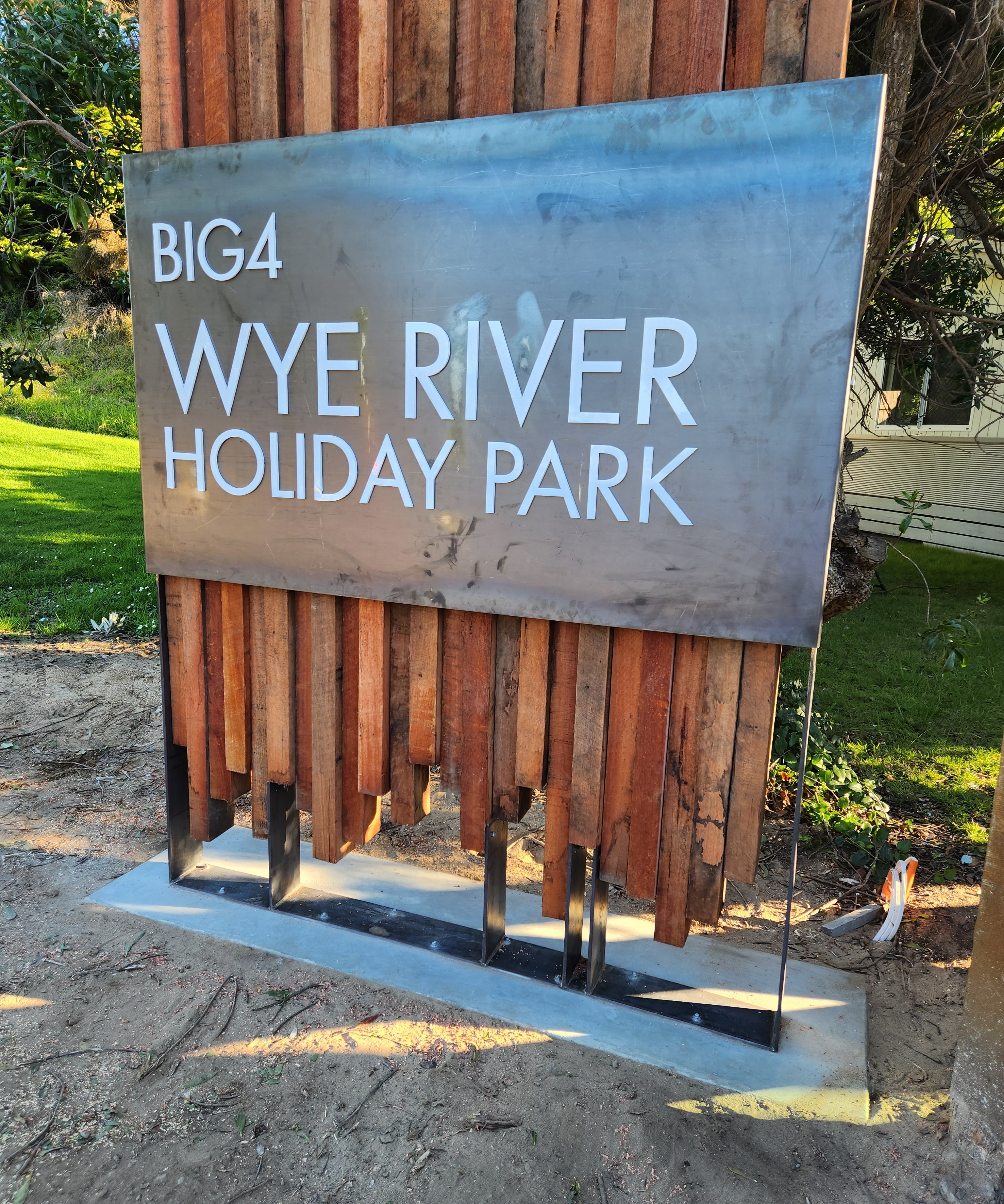 Wye River Big 4 Pylon Sign