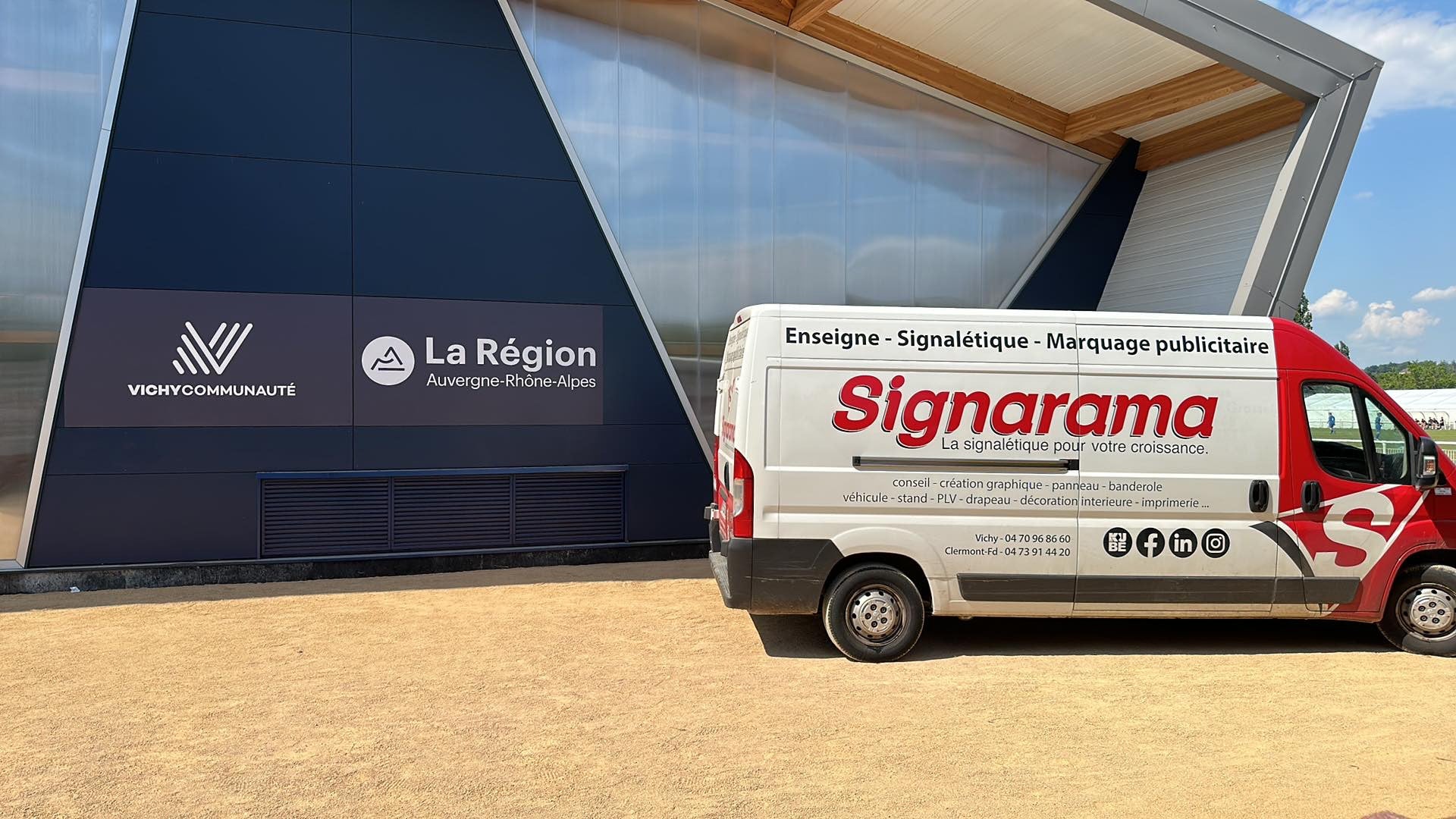 Enseigne sur bardage