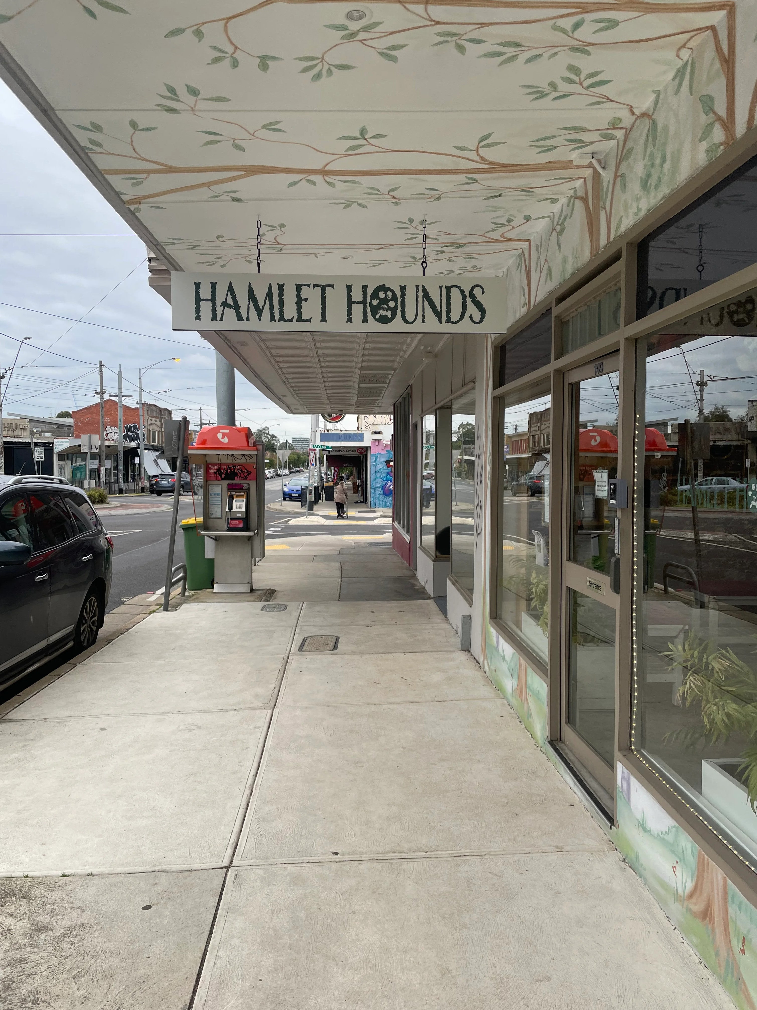 Under Awning Sign - Hamlet Hounds - Thornbury.