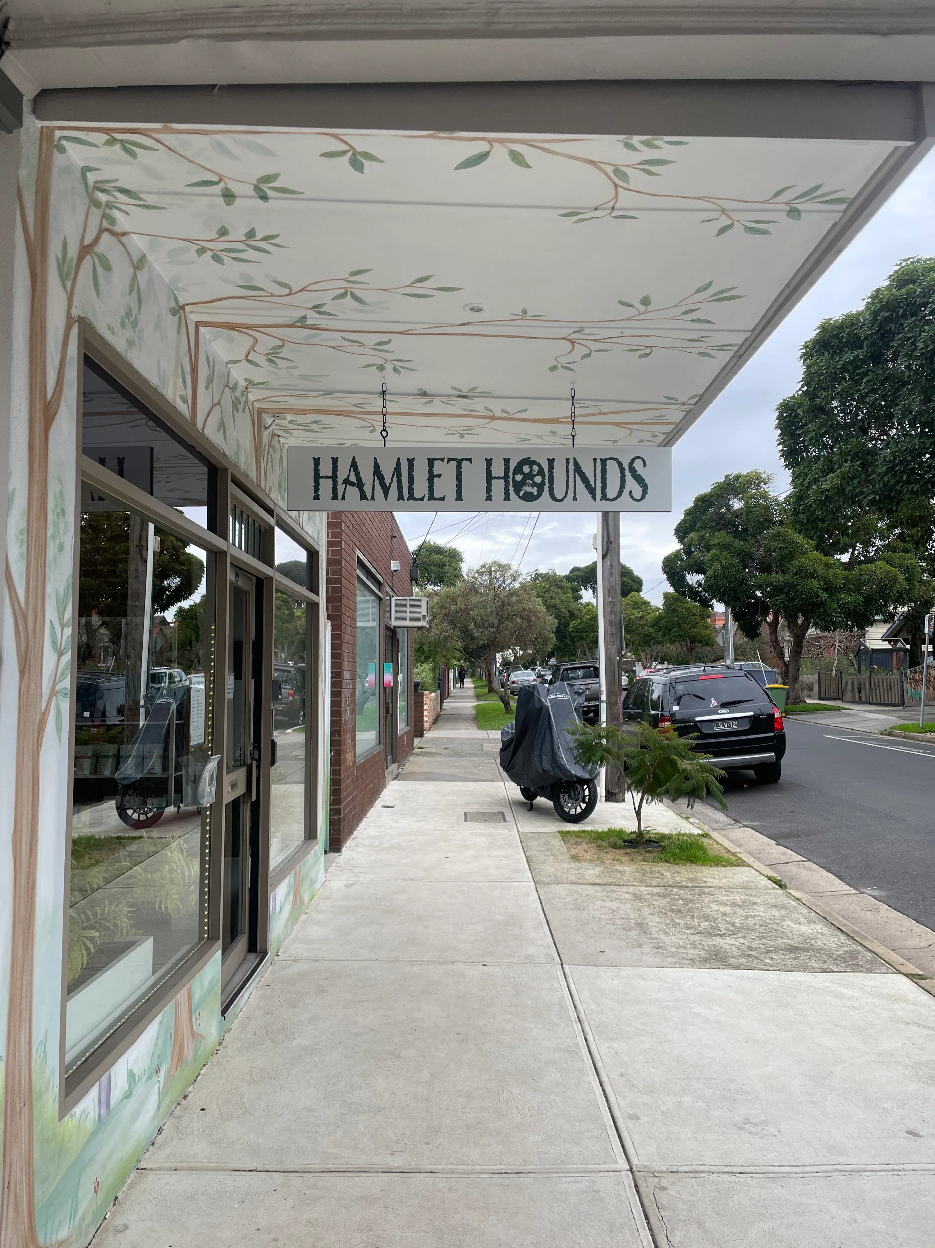 Under Awning Sign - Hamlet Hounds - Thornbury.