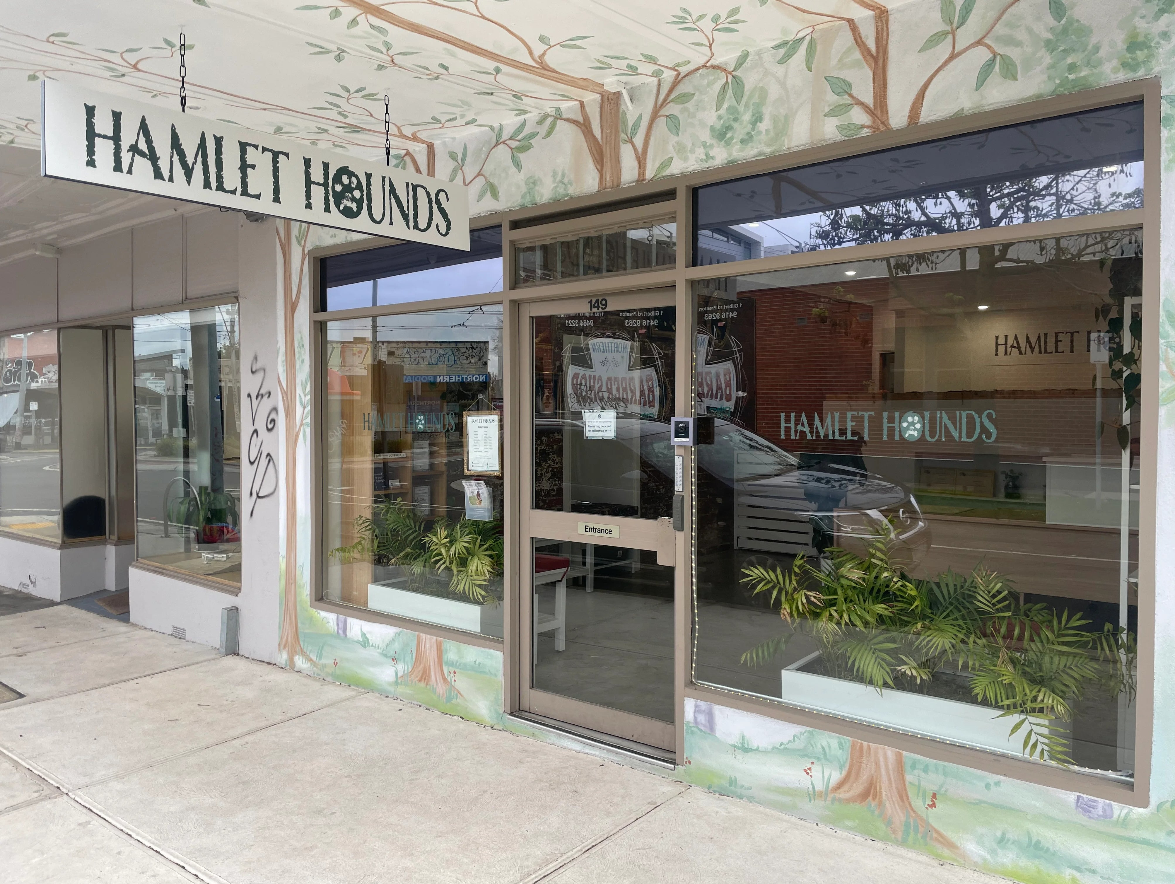 Under Awning Sign - Hamlet Hounds - Thornbury.