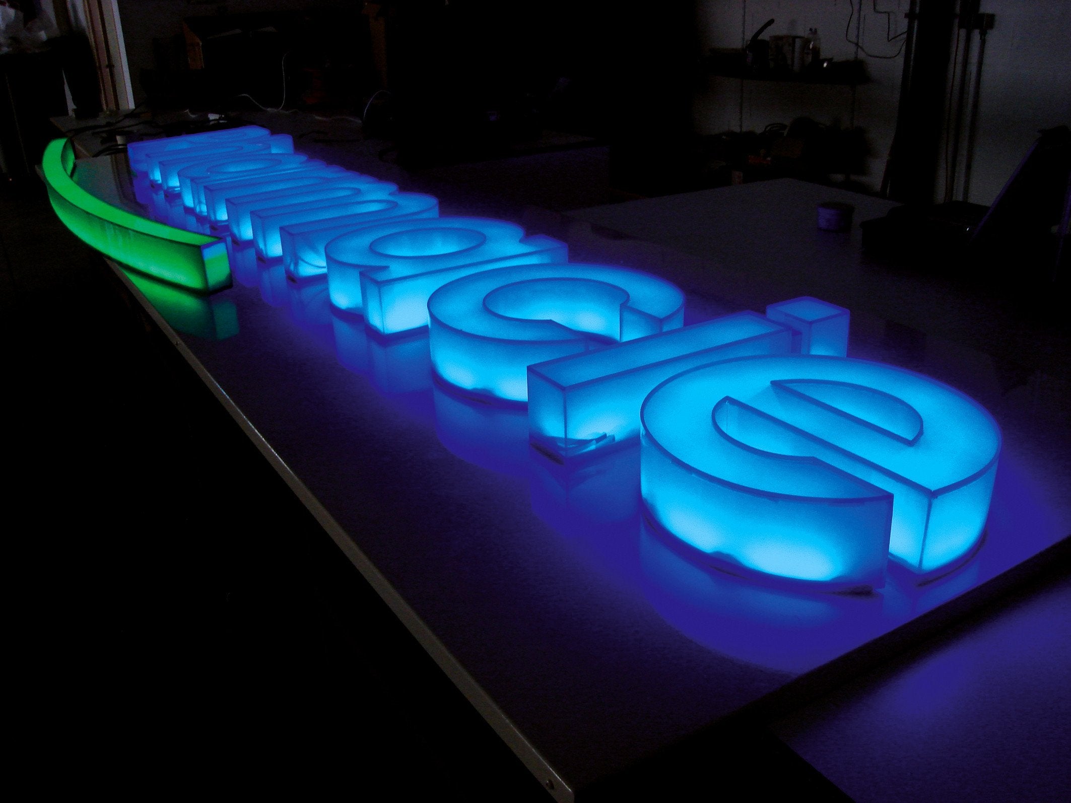 LETTRE RELIEF MONTPELLIER - SIGNALÉTIQUE 3D MONTPELLIER