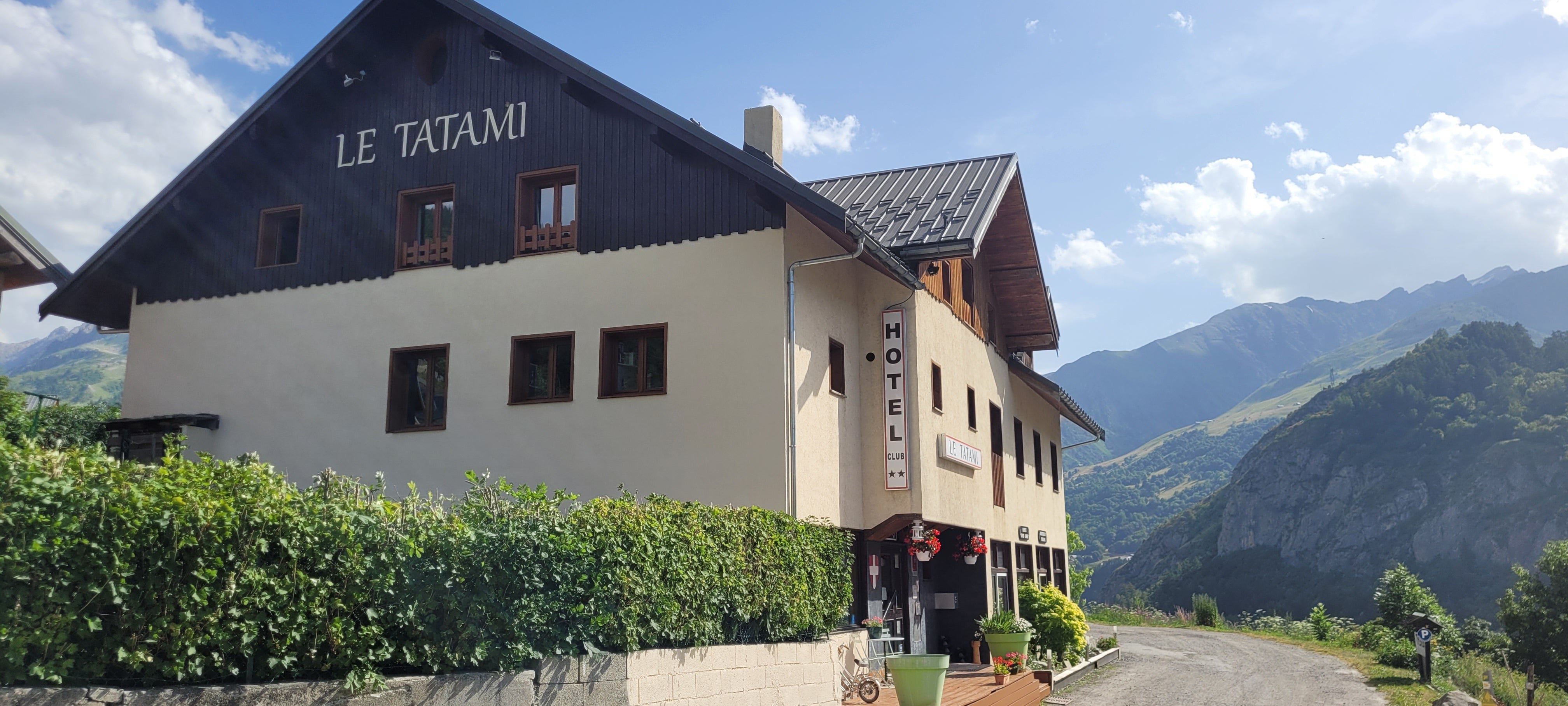 ENSEIGNE HOTEL LETTRES DECOUPEES