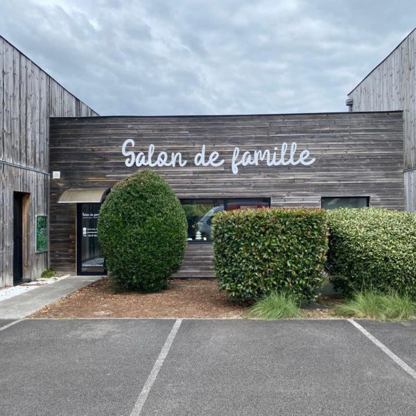 Logo sur bardage bois en Dibond blanc découpé