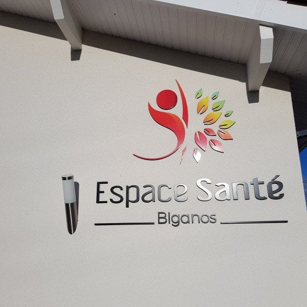 Logo et texte en PMMA découpé relief 3D - Signarama Bordeaux Sud