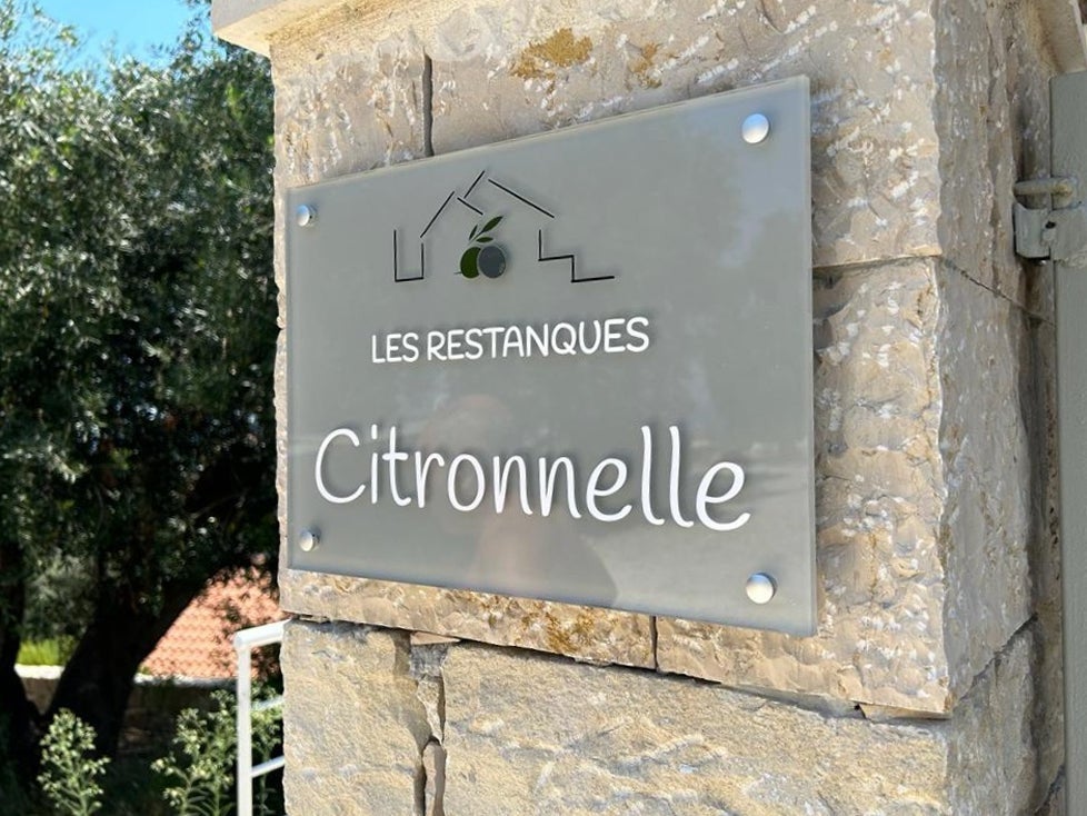Plaques plexi et adhésifs par Signarama Nantes
