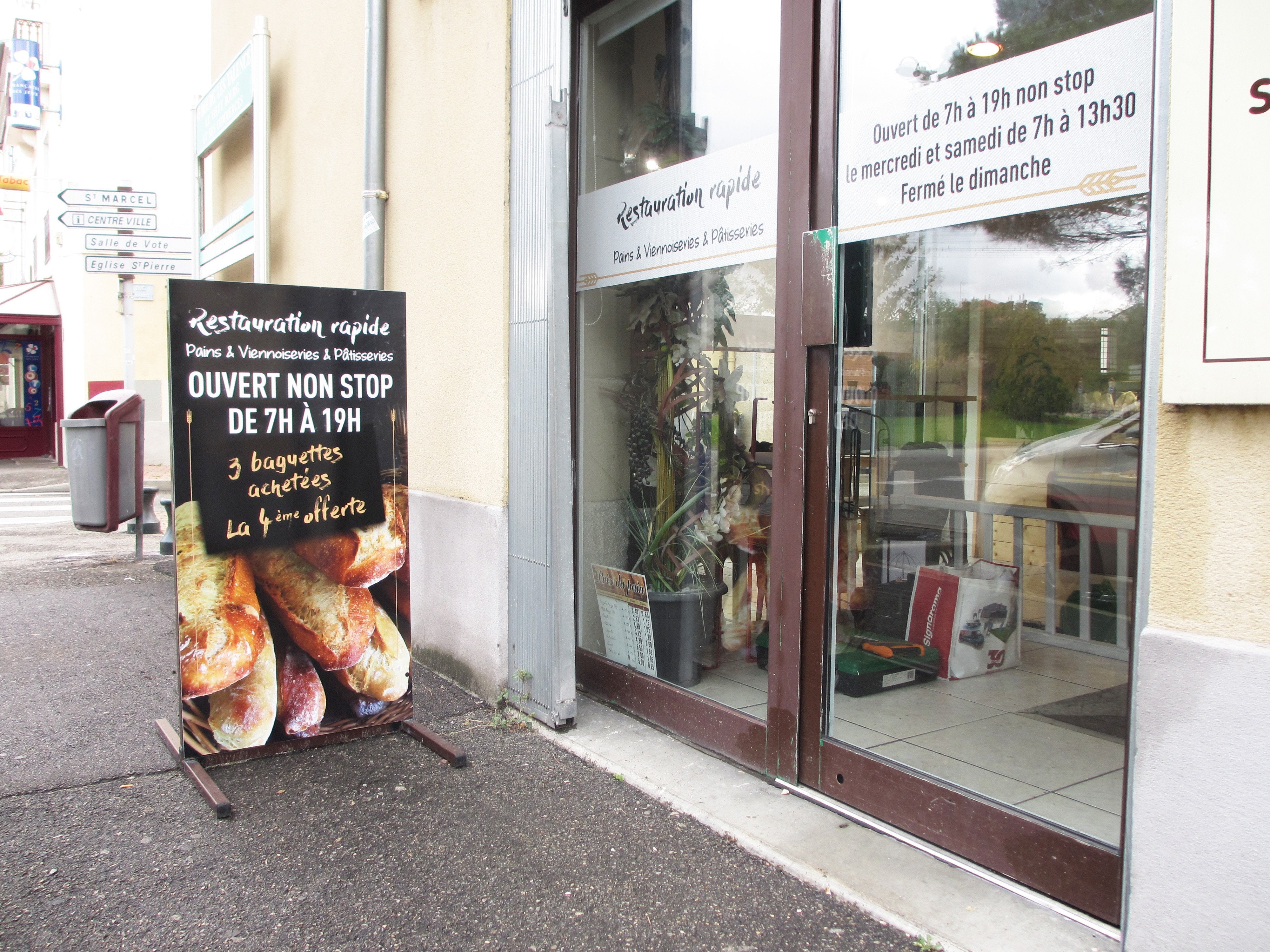 Drapeaux, flammes & stop-trottoir