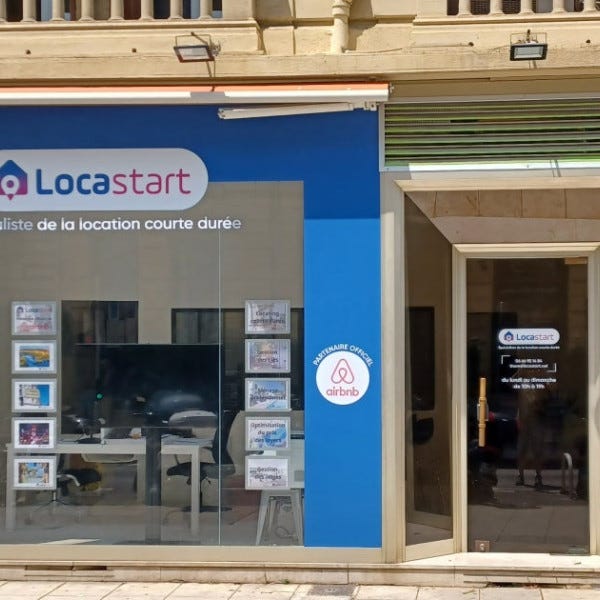 Enseigne en vinyle adhésif sur vitrine pour Locastart