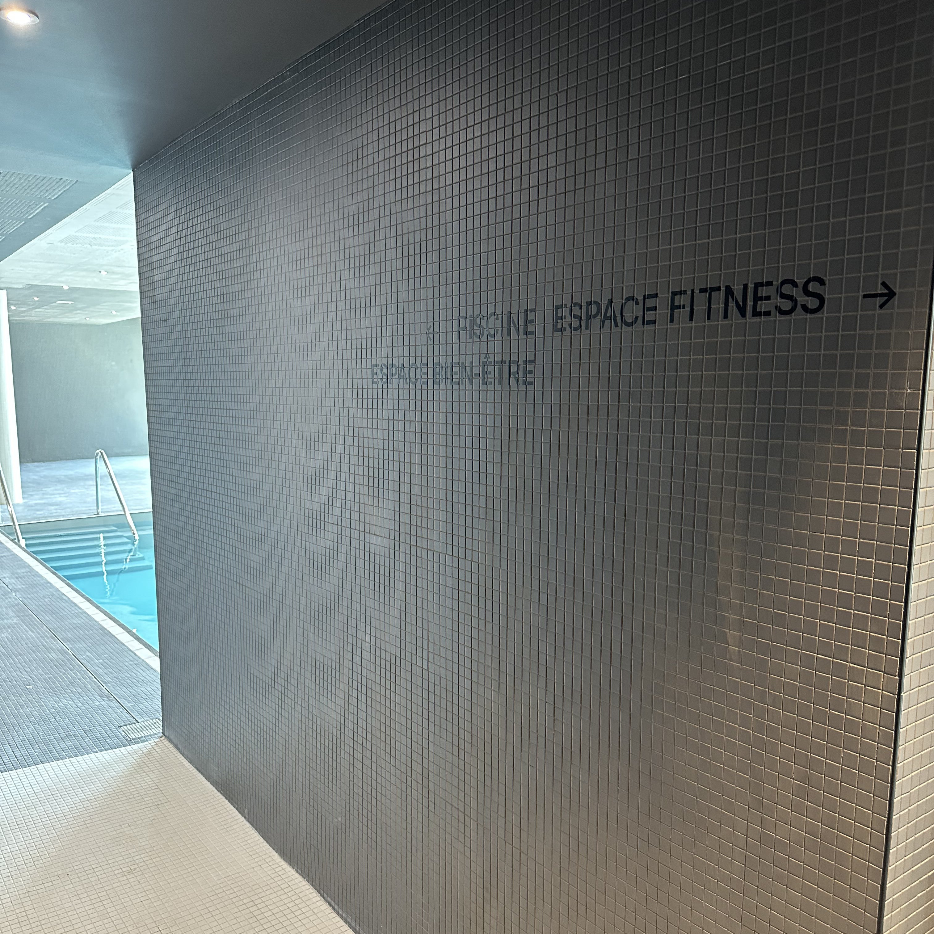 PORTE BLEUE_MARSEILLE_ADHESIFS SUR MUR