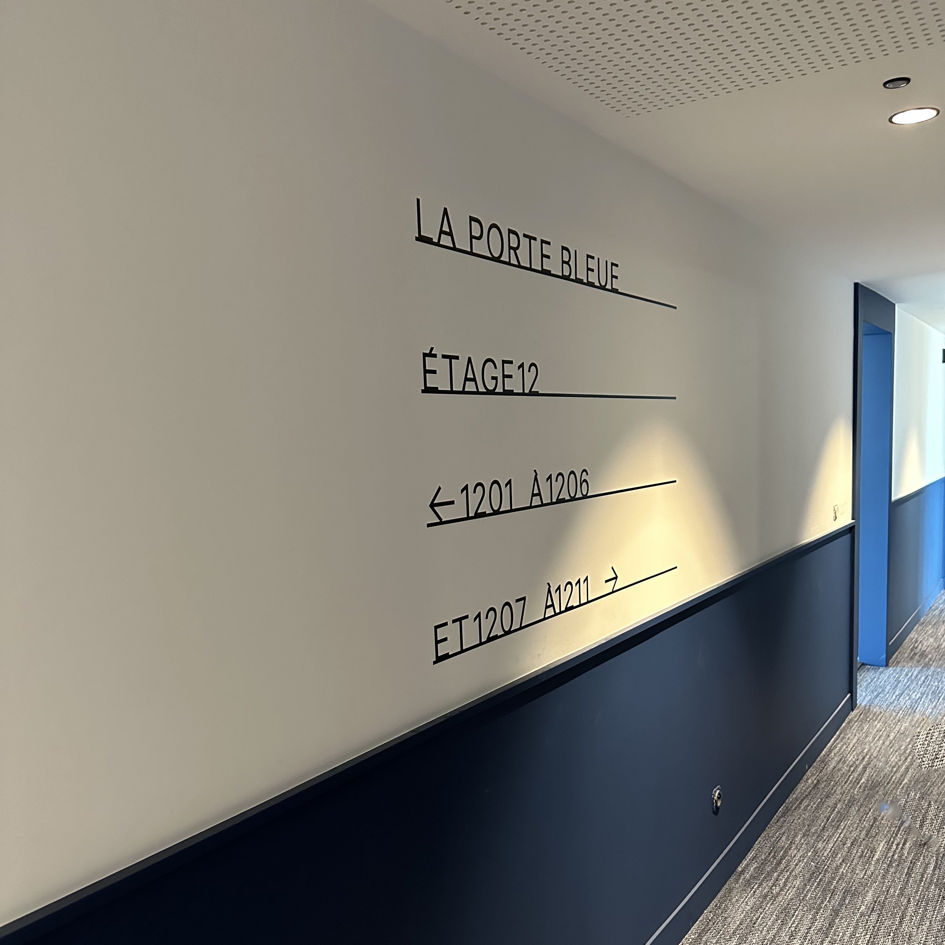 PORTE BLEUE_MARSEILLE_ADHESIFS SUR MUR