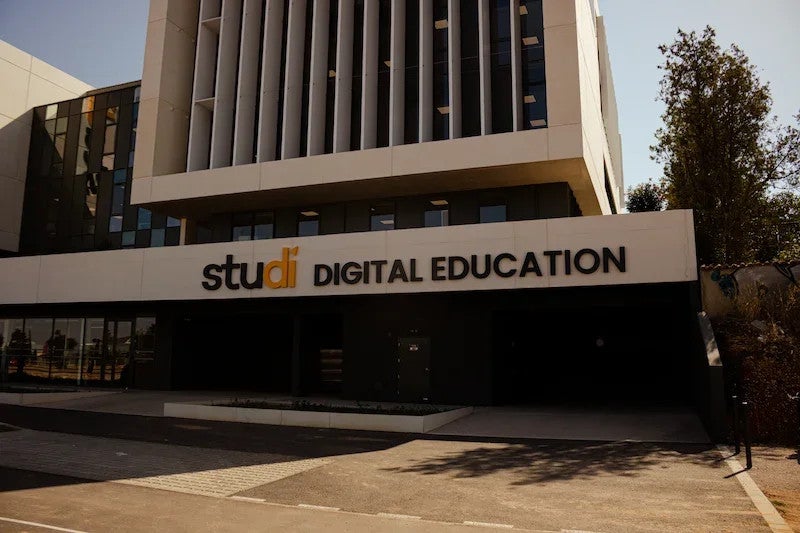 Réalisation des enseignes du géant Studi