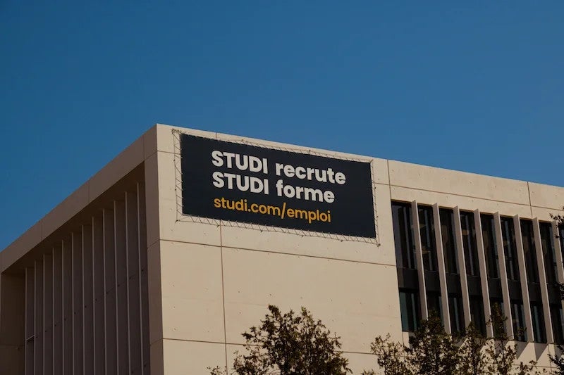 Réalisation des enseignes du géant Studi