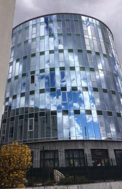 Pourquoi opter pour le film solaire en 2023 ? Les avantages pour votre magasin ou bureaux !