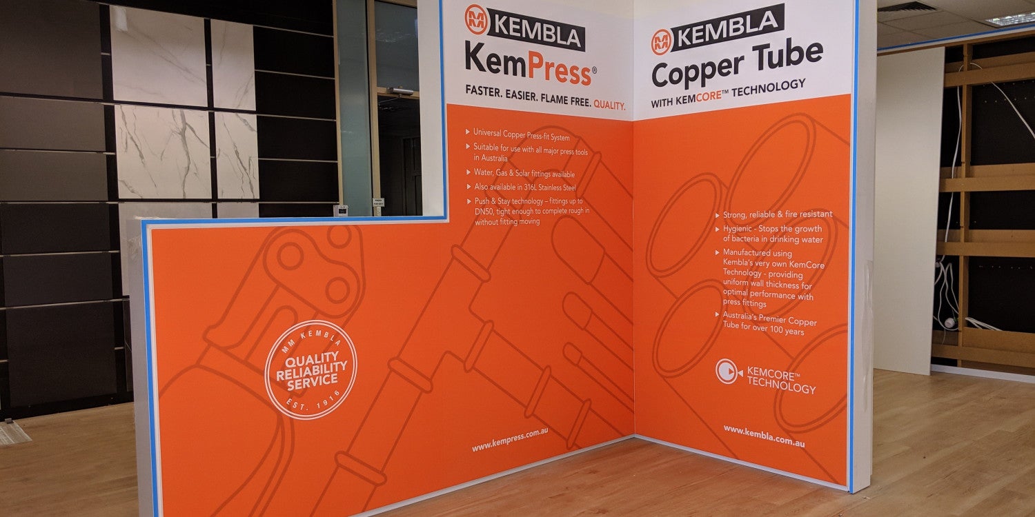 Latar Belakang Pameran Dagang & Dinding Media