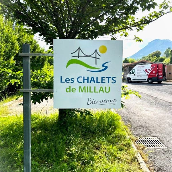 Enseigne drapeau Les chalets de Millau