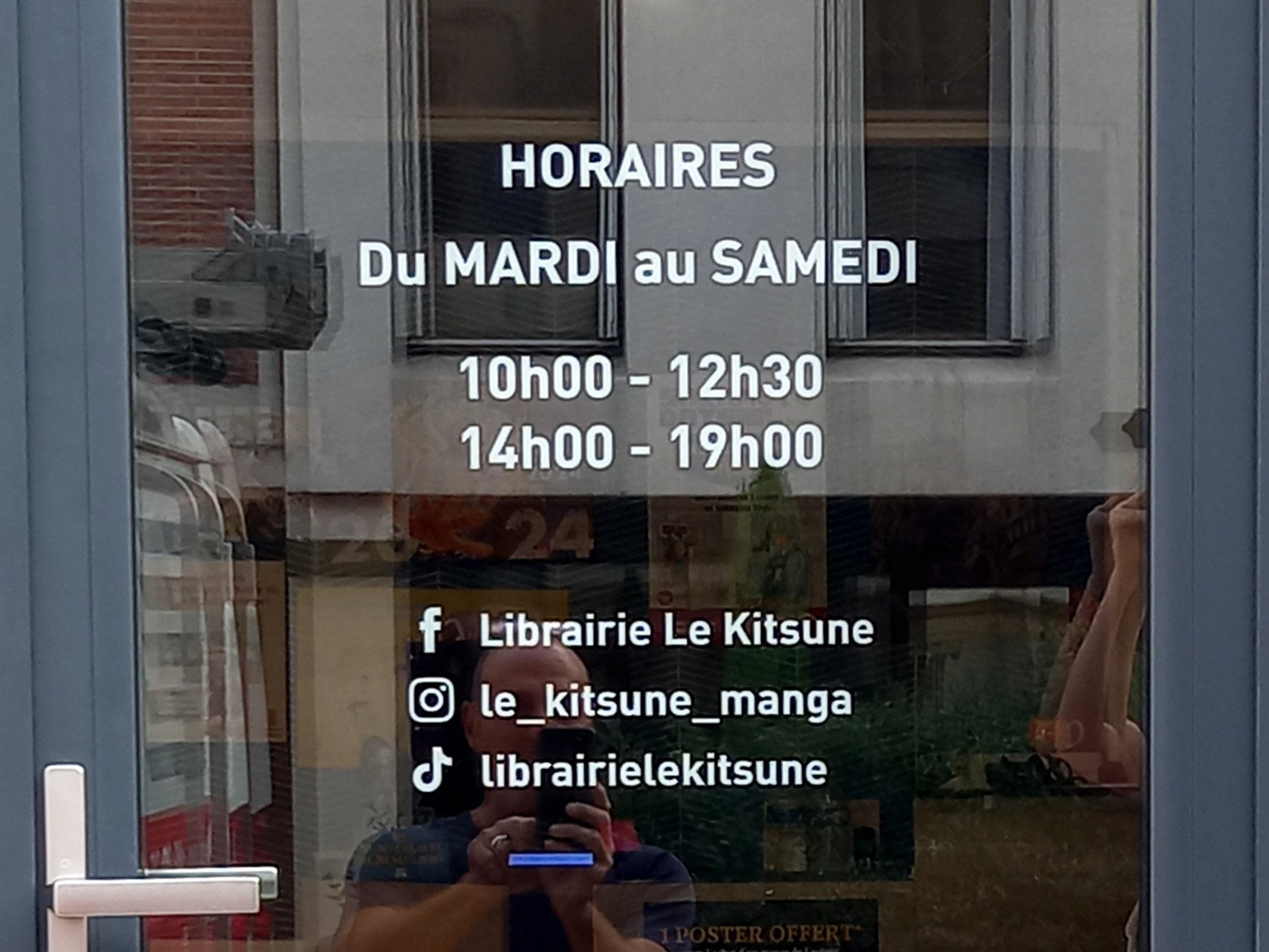 Enseigne drapeau et lettrage horaires
