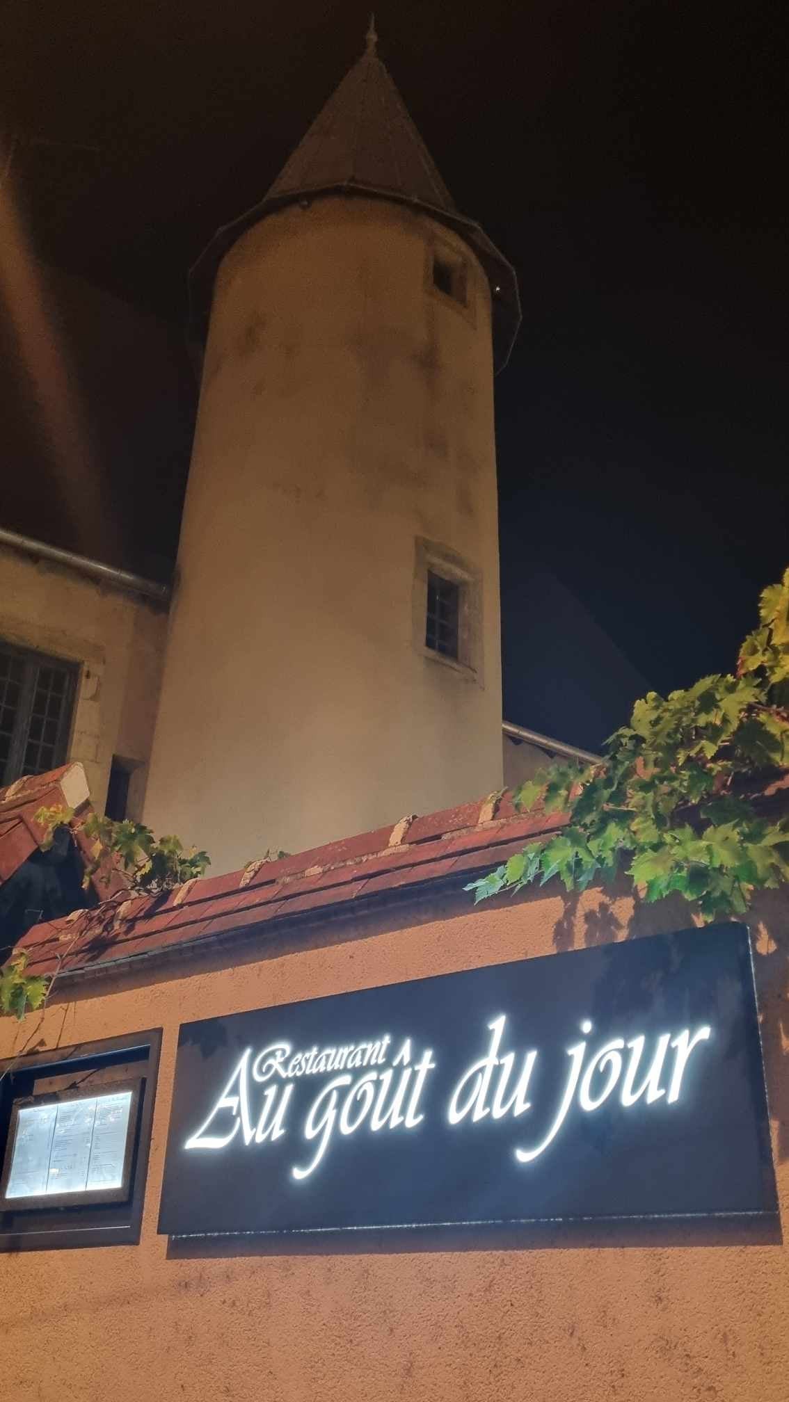 Enseigne lumineuse tôle tablette avec lettres ajourées