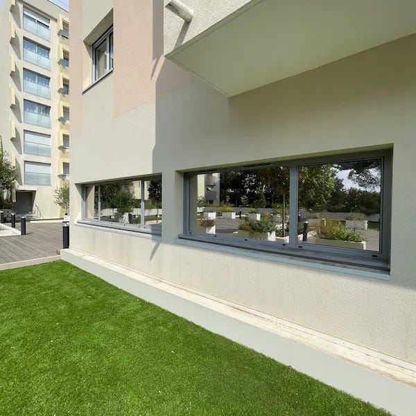 photo du film solaire mirroir posé sur differentes fenetres de la résidence ovelia à montpellier