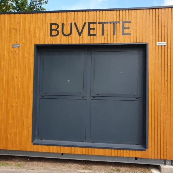 Lettres en aluminium sur façade en bois
