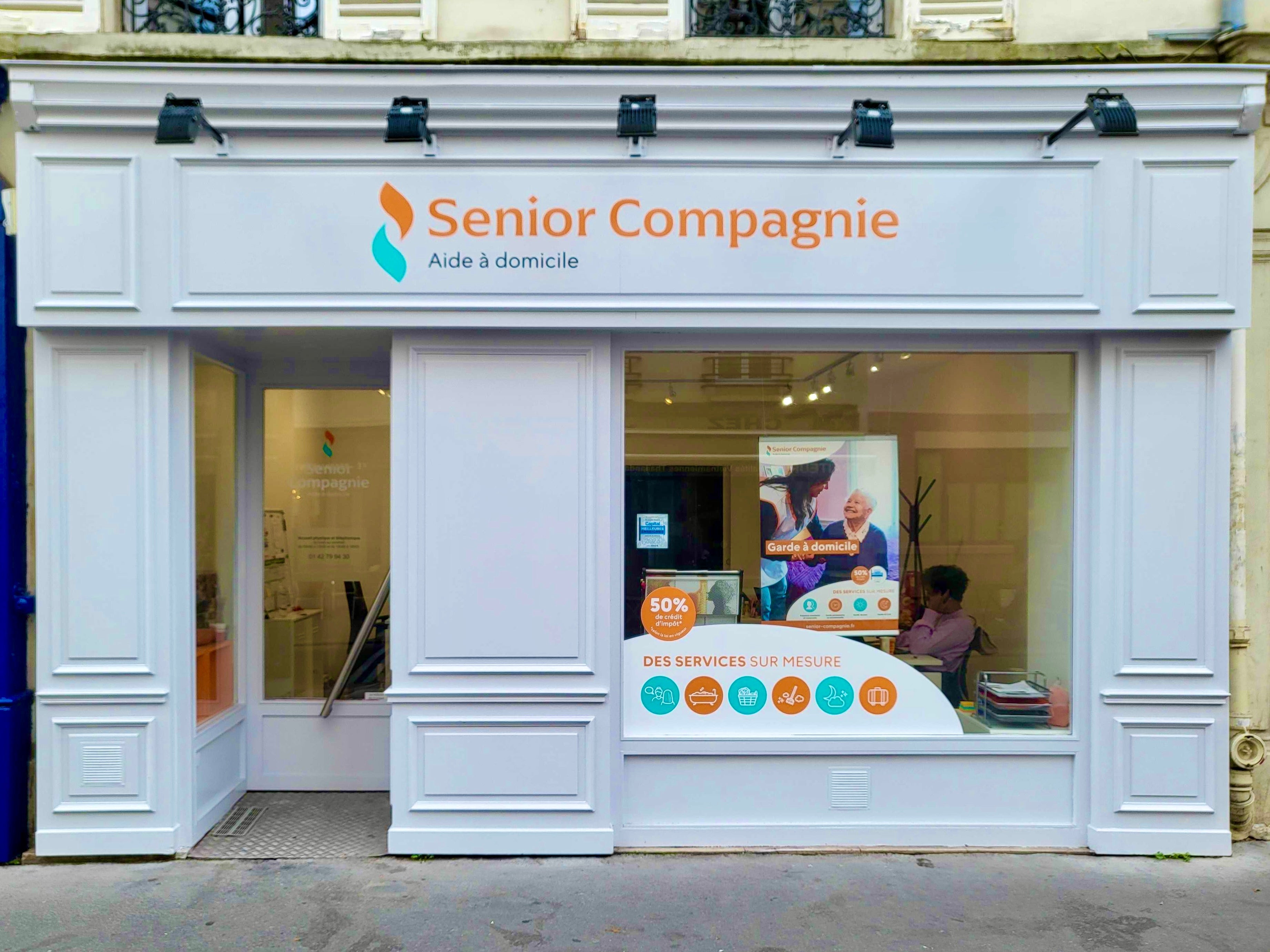 Adhésifs Imprimés pour Vitrines chez Senior Compagnie à Paris Centre