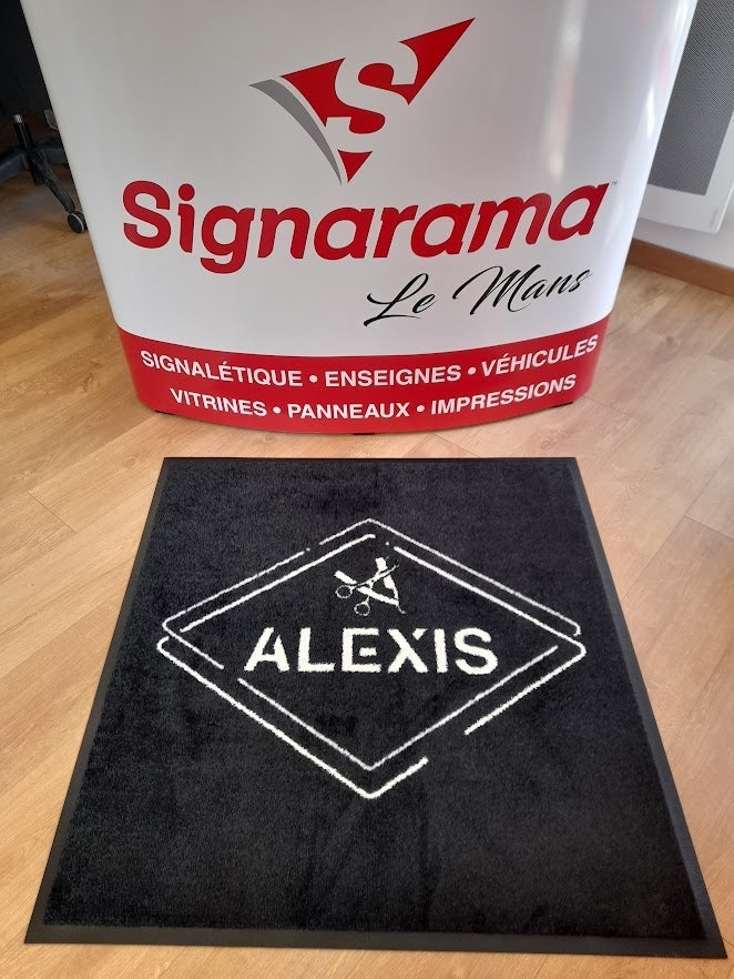 Conception et Fabrication d'un Drapeau Plume de 2m40 et d'un tapis personnalisé pour le salon de coiffure Alexis installé sur Le Mans