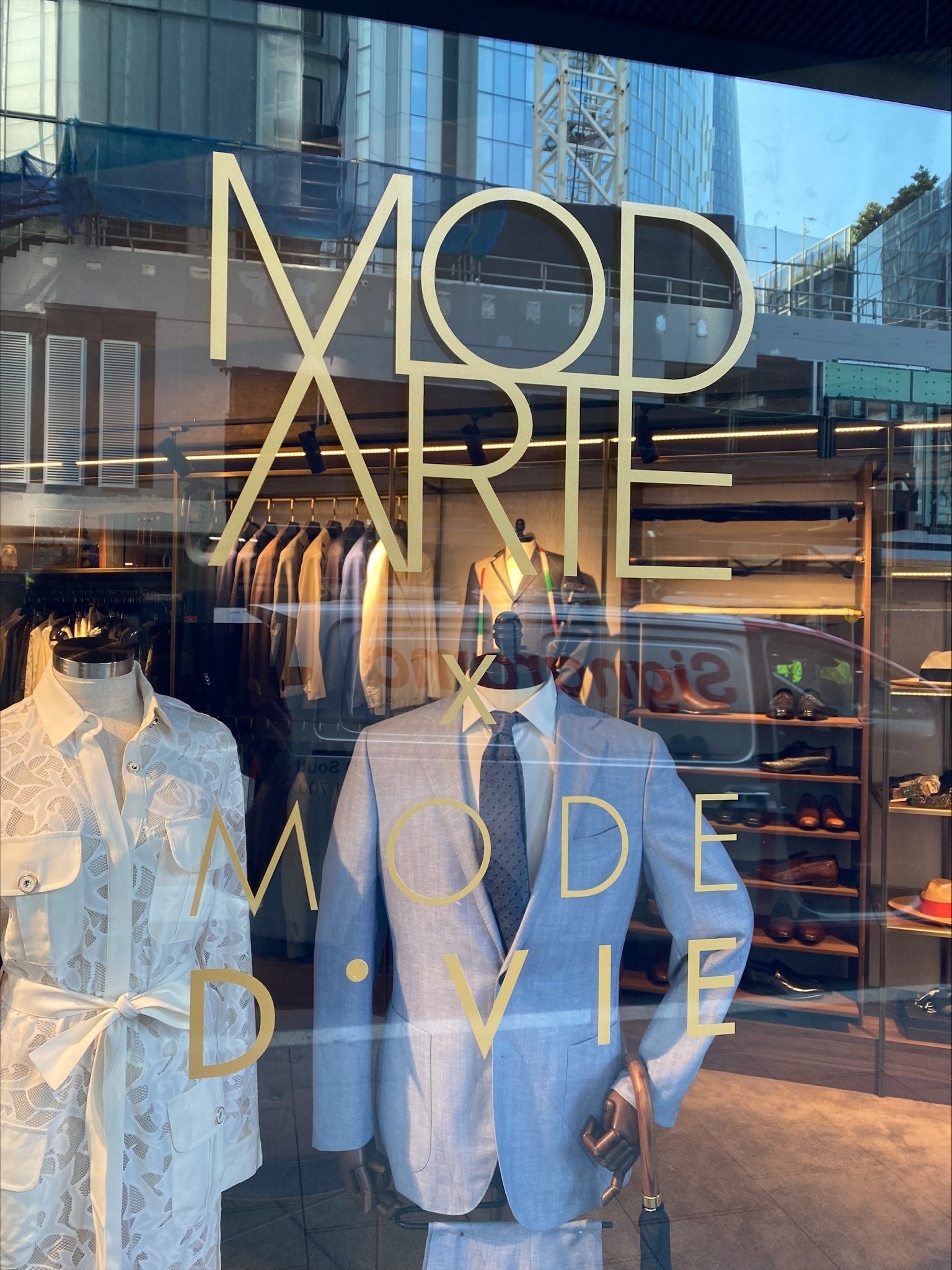 Mod D.Vie_ Gold vinyl window decal