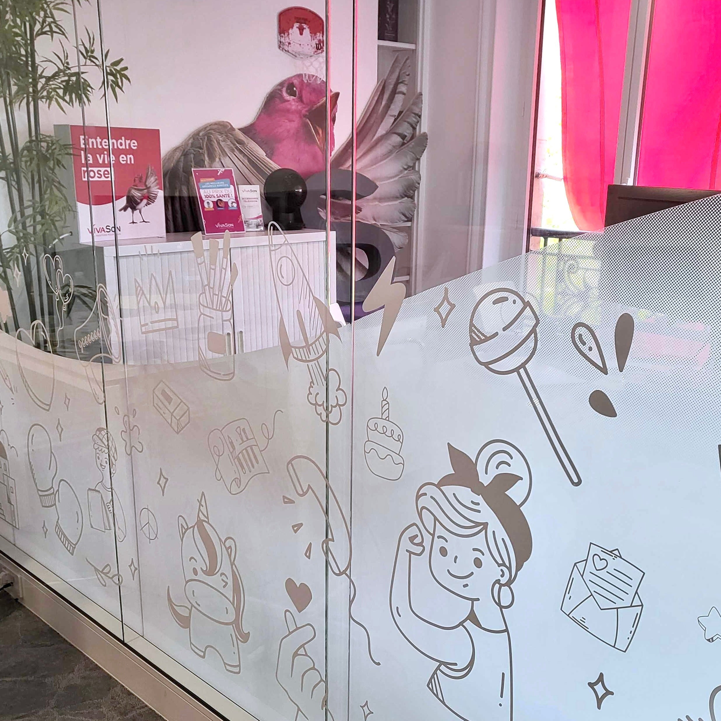 Transformation des Bureaux de VivaSon avec Adhésifs Dépolis et Néon Intérieur
