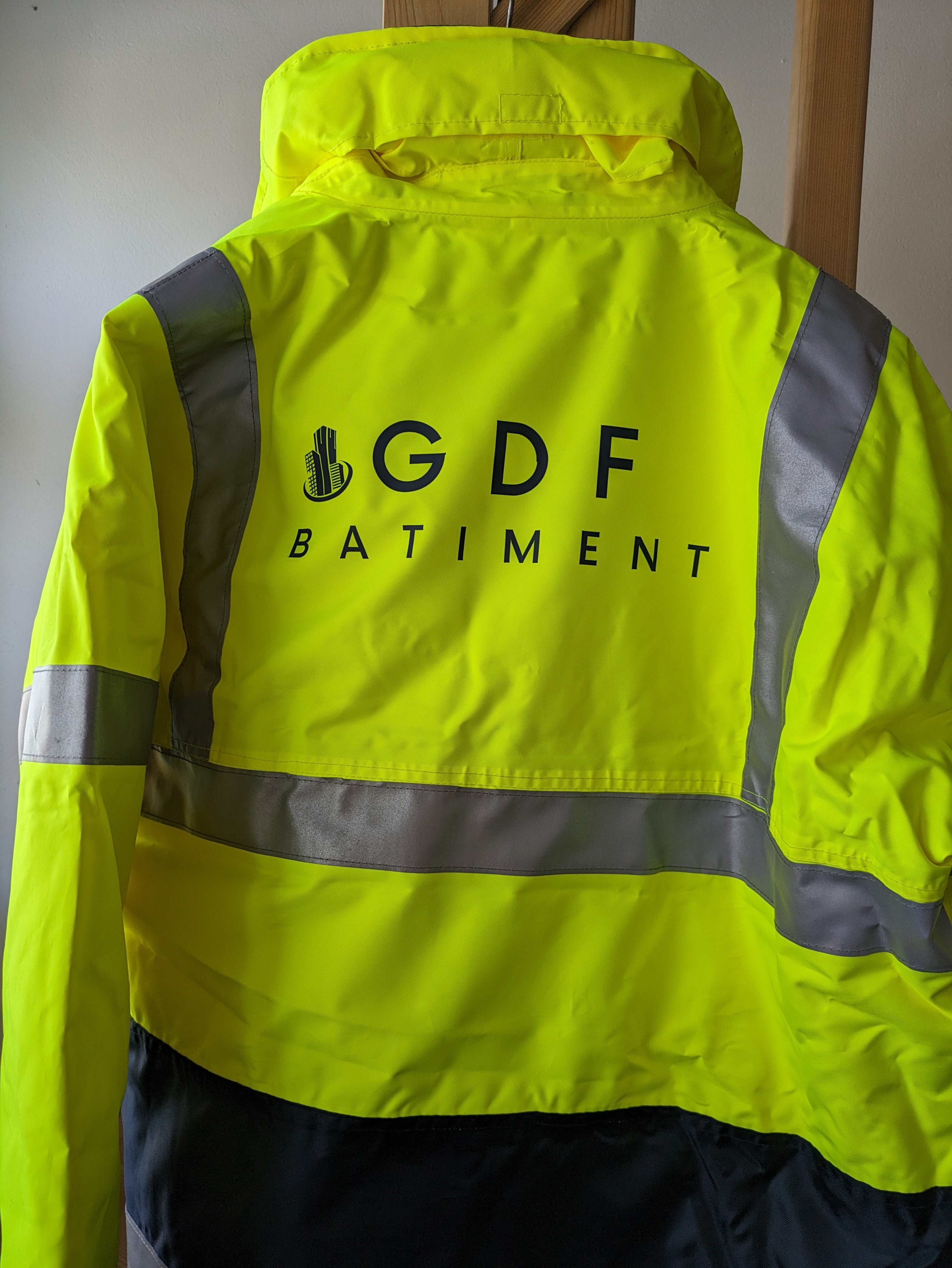 Marquage vêtements, logo lumineux et enseigne par Signarama Nantes