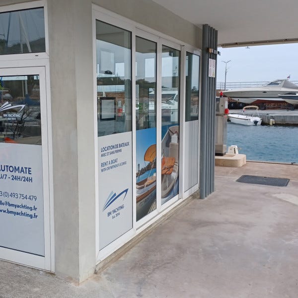 Habillage de vitrine avec depoli et lettrage découpés