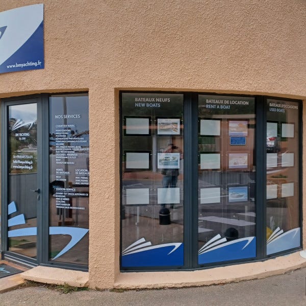 Habillage de vitrine avec lettrage et logo et cadres led lumineux