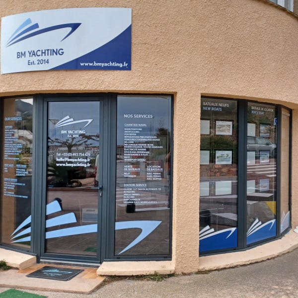 Habillage de vitrine avec lettrage et logo découpés et cadres led lumineux