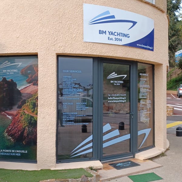 Habillage de vitrine avec lettrage et logo découpés et adhésif microperforé