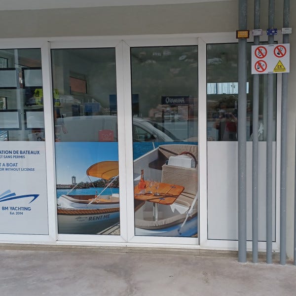 Habillage de vitrine avec depoli, lettrage découpés et adhésif microperforé